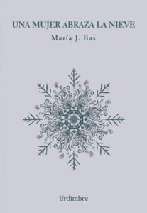 Una mujer abraza la nieve, de María J. Bas