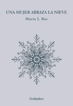 Una mujer abraza la nieve, de María J. Bas